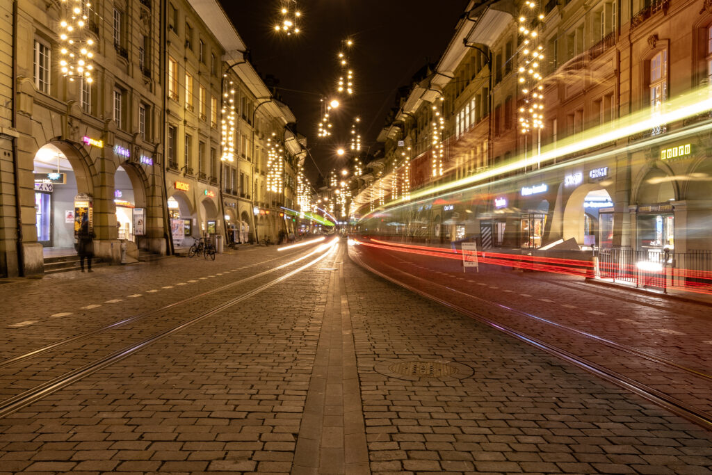 Langzeit Belichtung von einem Berner Tram rechts vorbeifahrend und links entgegenkommend